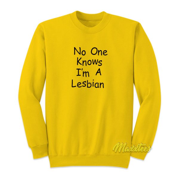 Knows I'm A Lesbian' Essential Sweatshirt