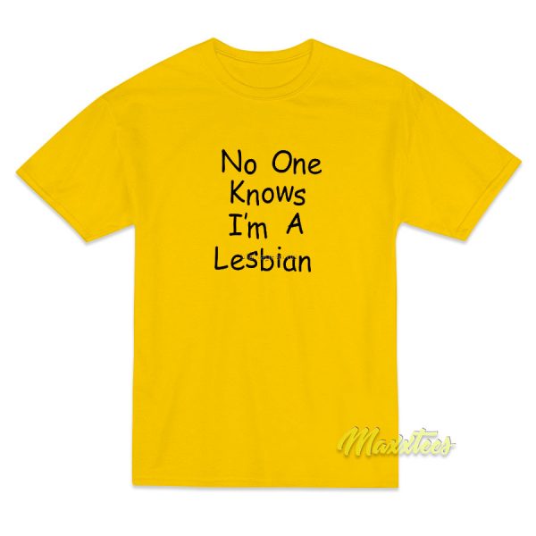 Knows I'm A Lesbian' Essential T-Shirt